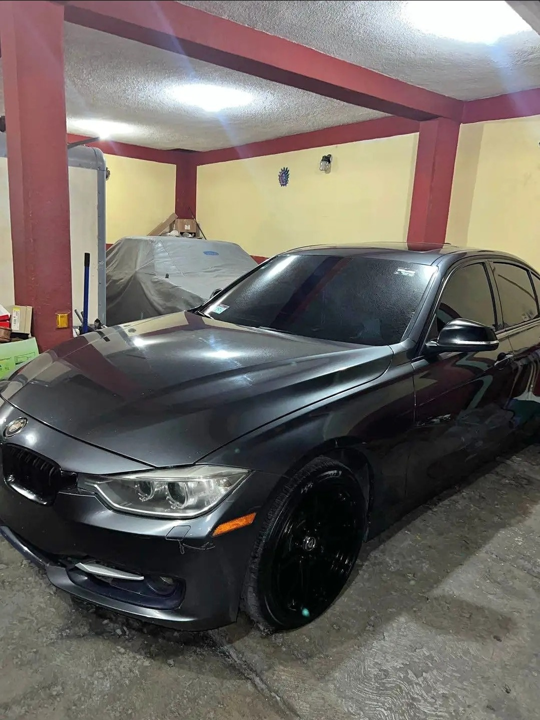 BMW Series 3 Americano| 2012| 140,000 KM