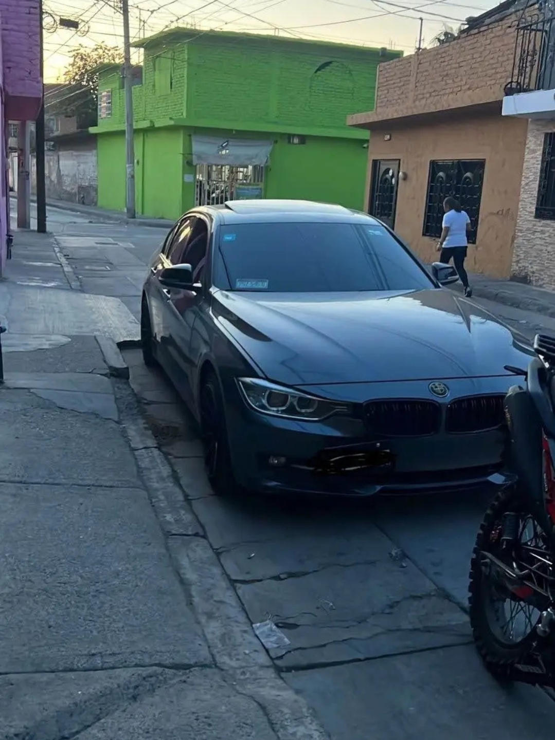 BMW Series 3 Americano| 2012| 140,000 KM