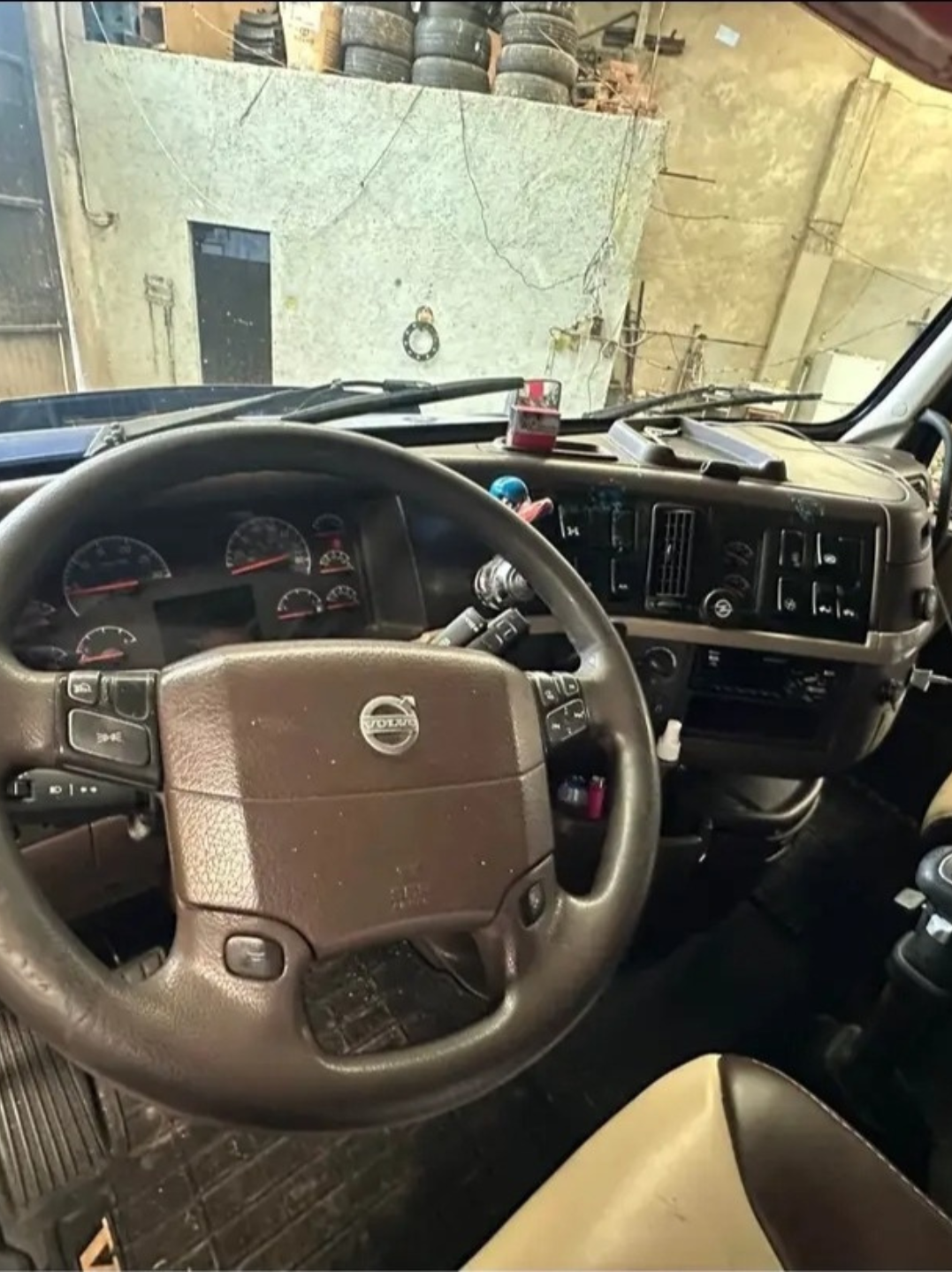 Volvo vnl 780 studio sleeper| 2016